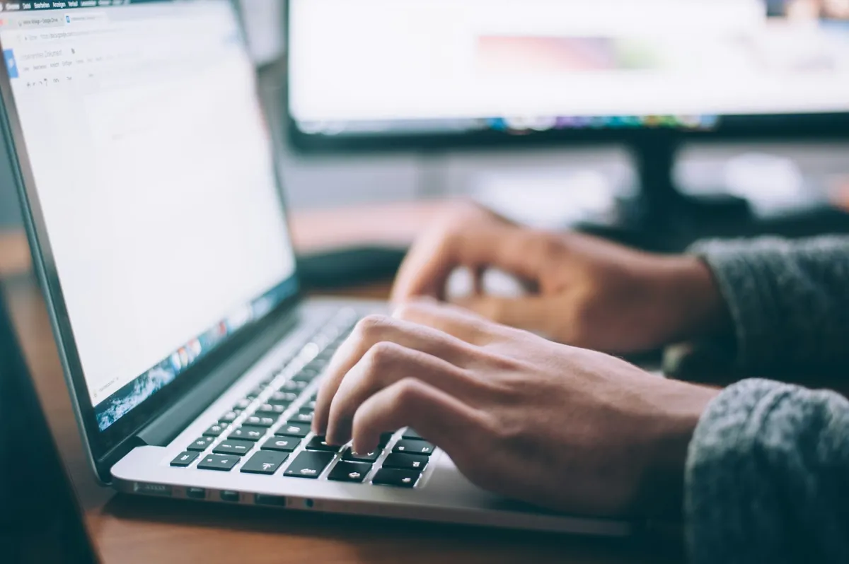 Professionnel rédigeant des emails plus rapidement avec l'aide de l'intelligence artificielle