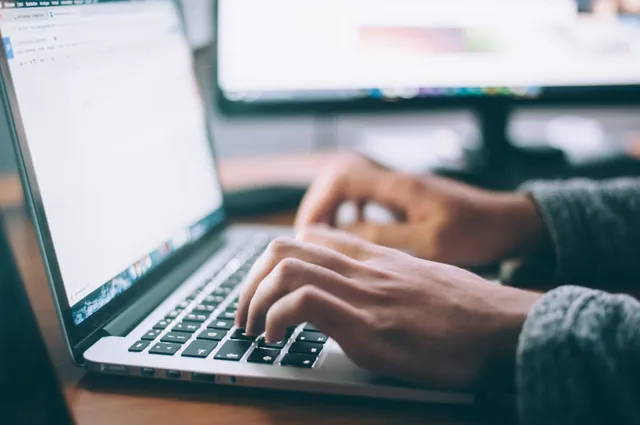 Professionnel rédigeant des emails plus rapidement avec l'aide de l'intelligence artificielle